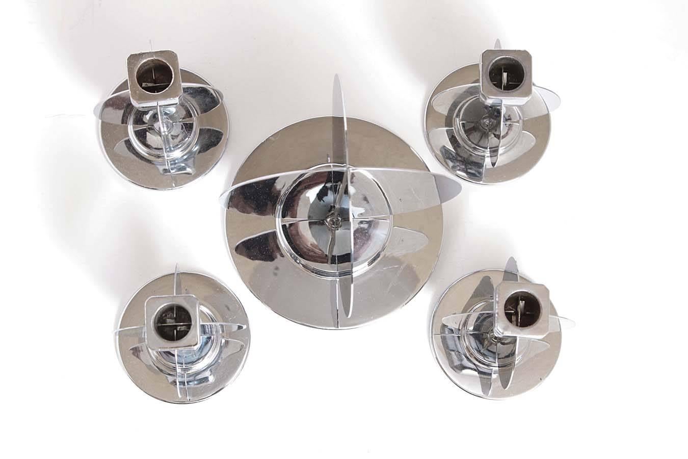 A very difficult American machine age chrome piece to source, yet alone with four matching candlestick holders and in good condition.
Manning Bowman # K178 centerpiece with # K177 c'sticks, circa 1933-1934.
Distinct intersecting-sphere modernist