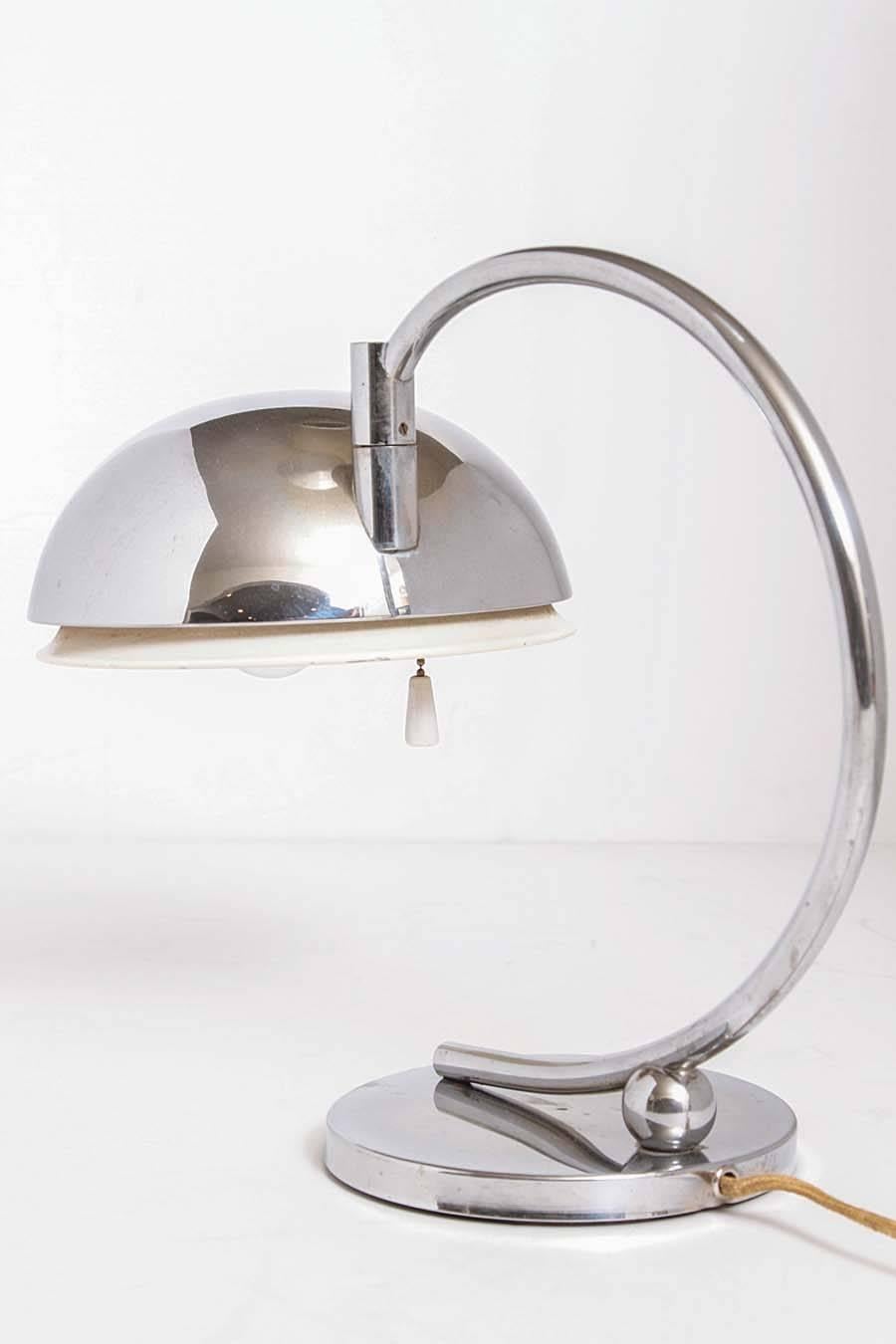 Streamline American Art Deco Machine Age Articulating Table Lamp In Good Condition For Sale In Dallas, TX