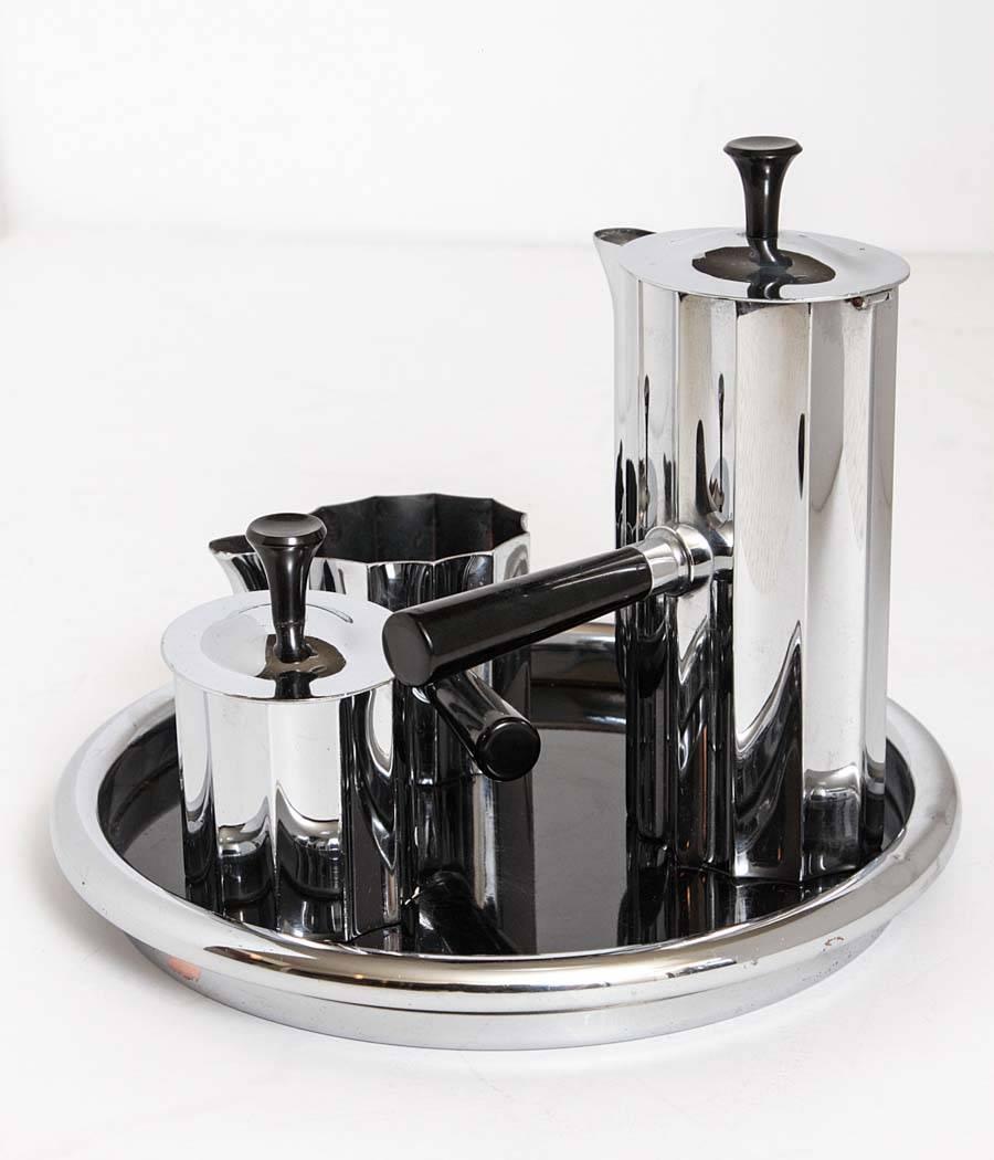 One of Nessen's Iconic fluted light and shadow-capturing machine age designs.
Complete original set, with phenolic handles and difficult to source tray.
1933 catalog #17029, produced through 1941.

Great example.
   