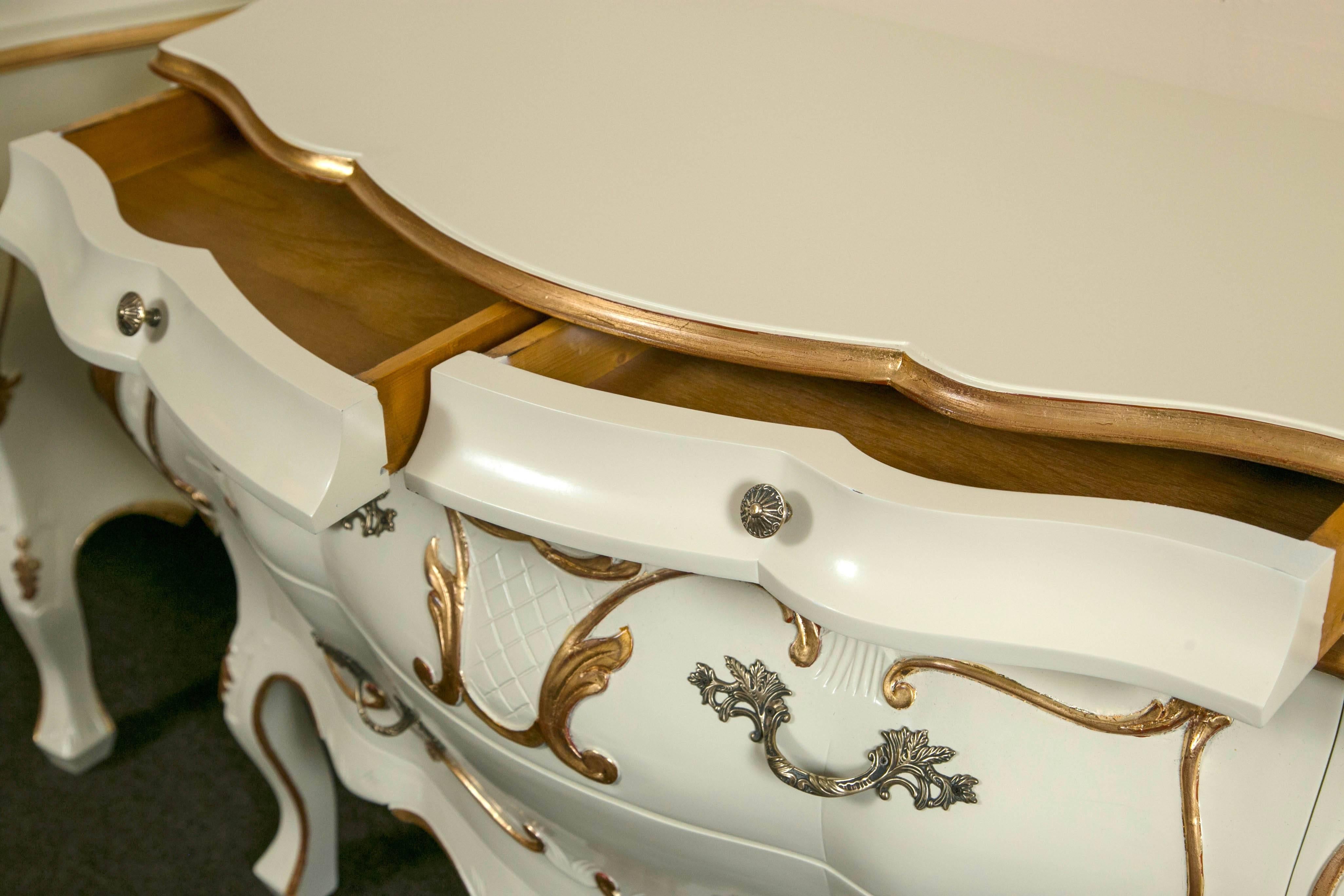 Pair Parcel Paint and Gilt Decorated Italian Bombe Commodes, Night Tables In Good Condition In Stamford, CT