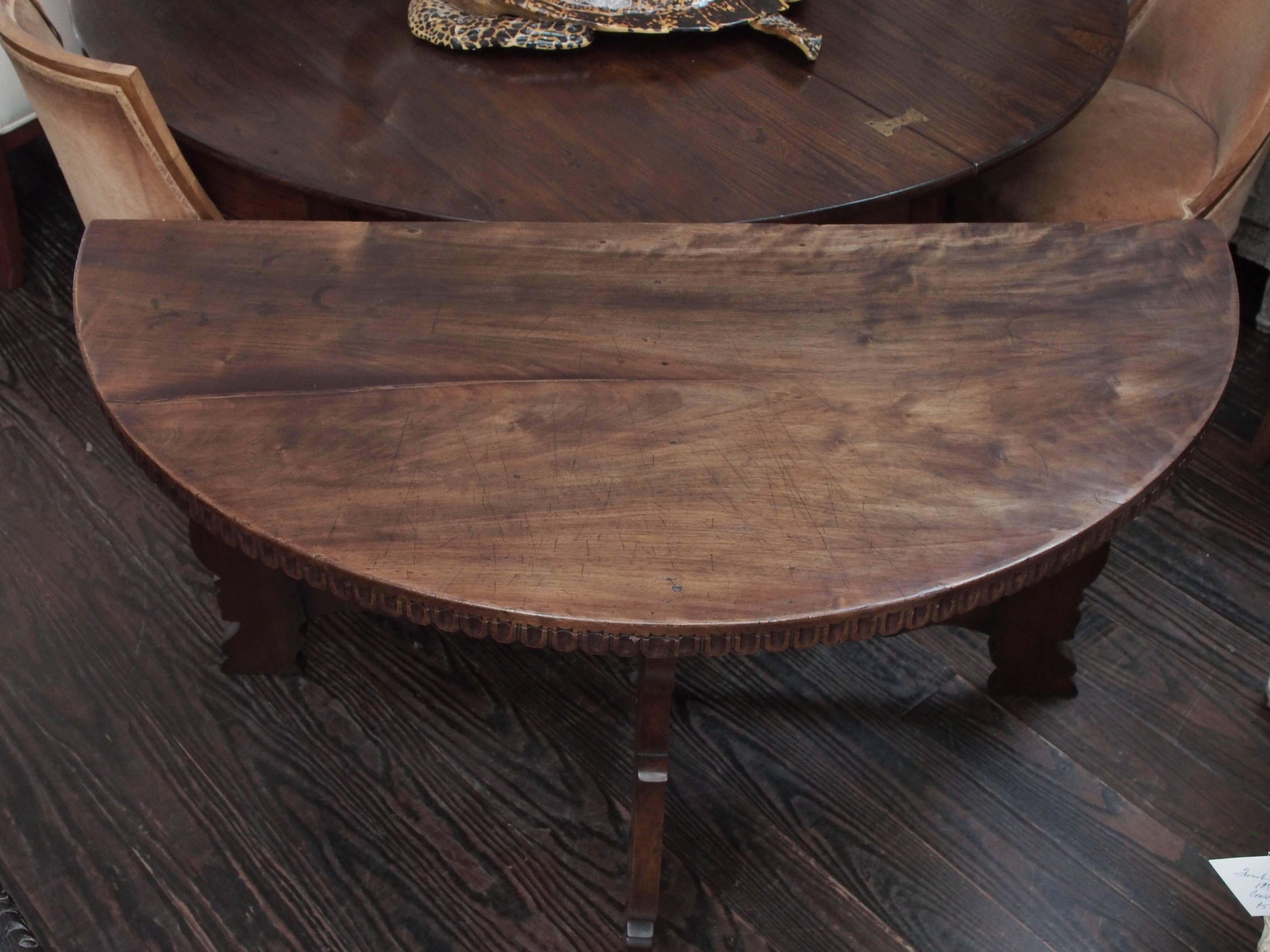Top made of solid plank of walnut with a great patina.