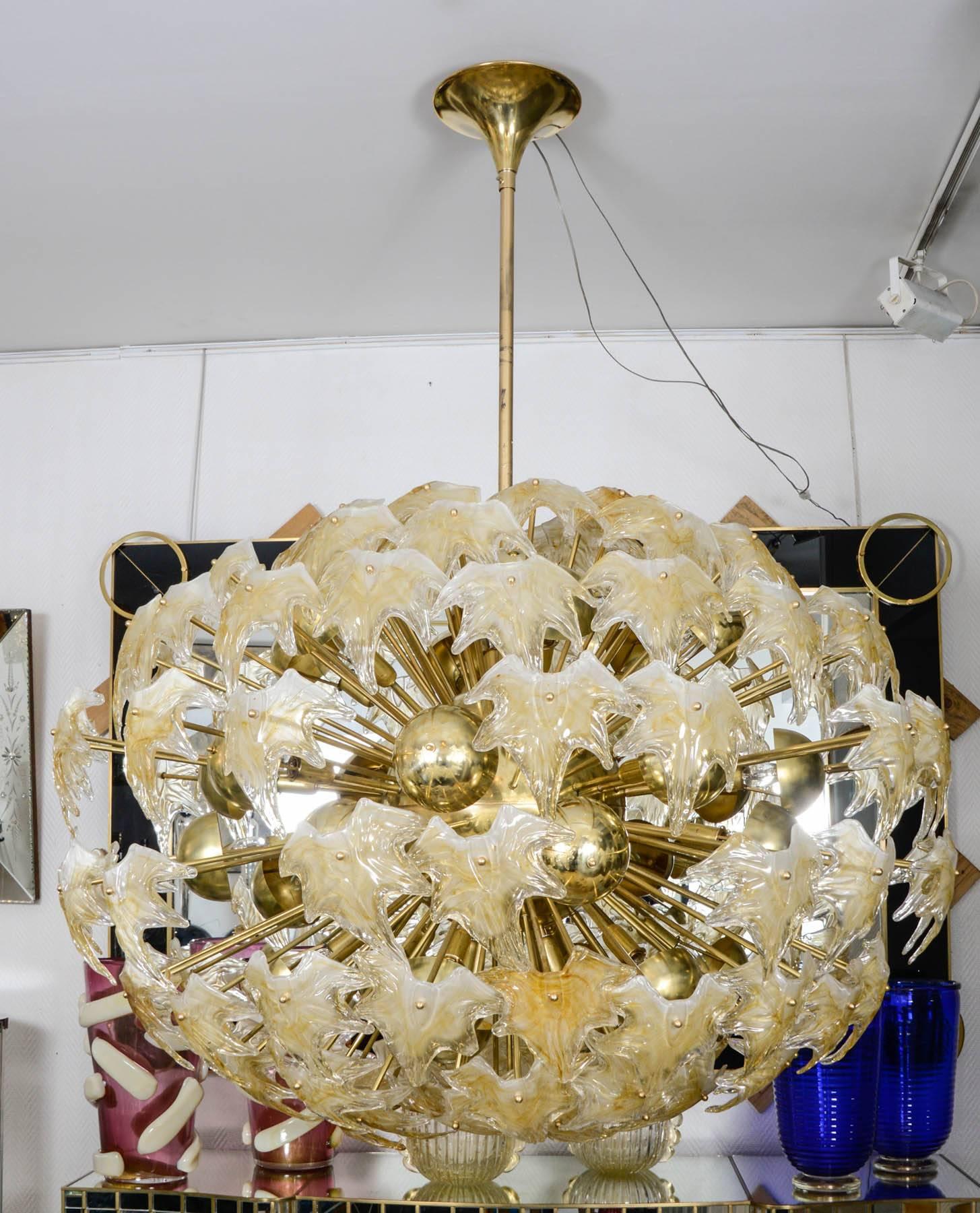 Chandelier with leaves in Murano glass.