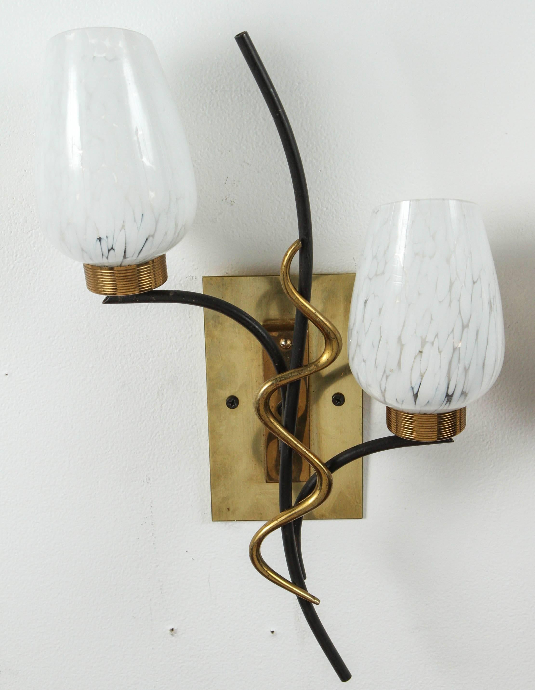 Francese Coppia di doppie lampade francesi di metà secolo in vendita