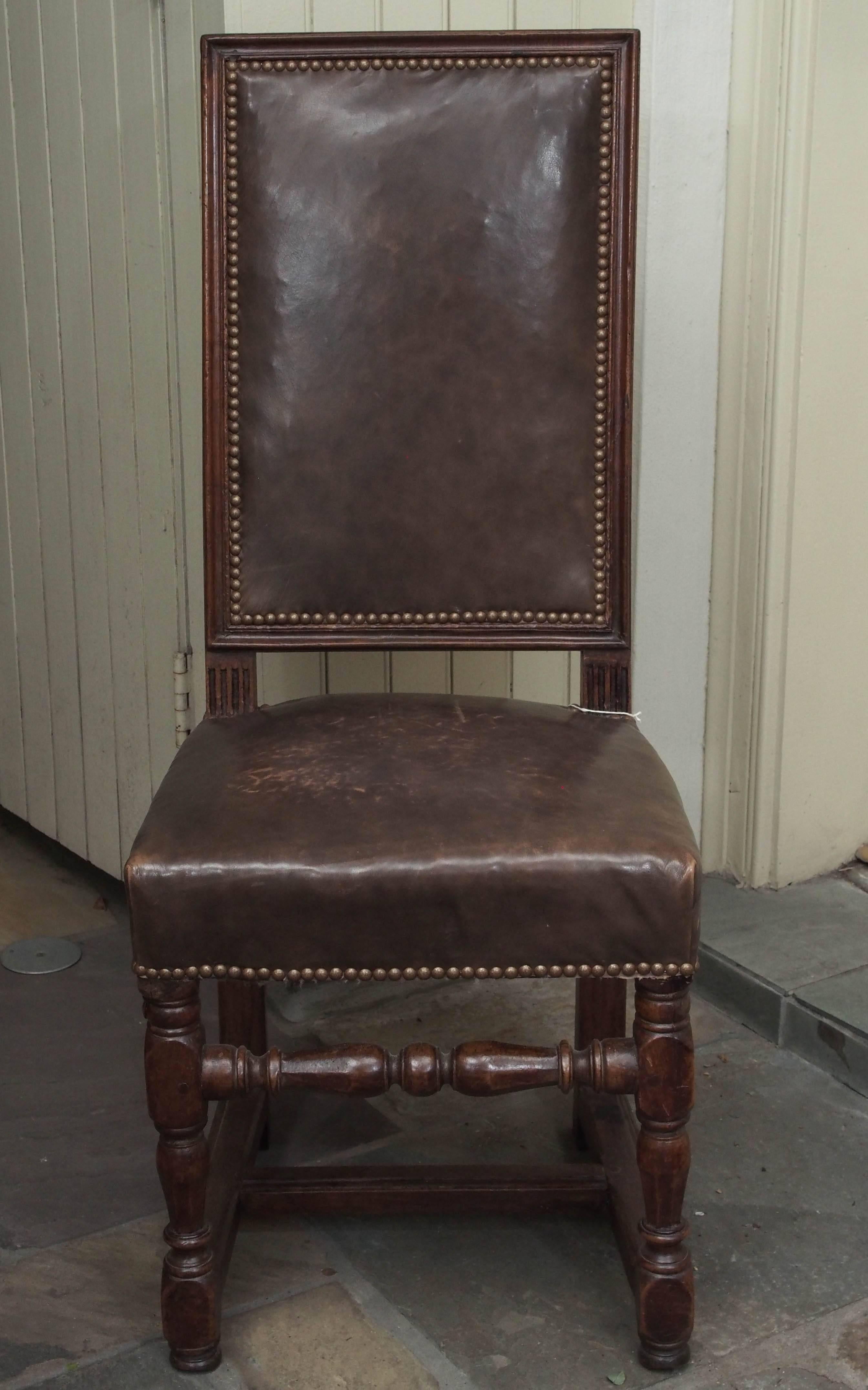 Ein Paar Beistellstühle aus Leder und Nussbaum aus dem 17. Jahrhundert im klassischen Stil. Gepolstert in altersgerechtem Leder mit Messingnagelköpfen.
