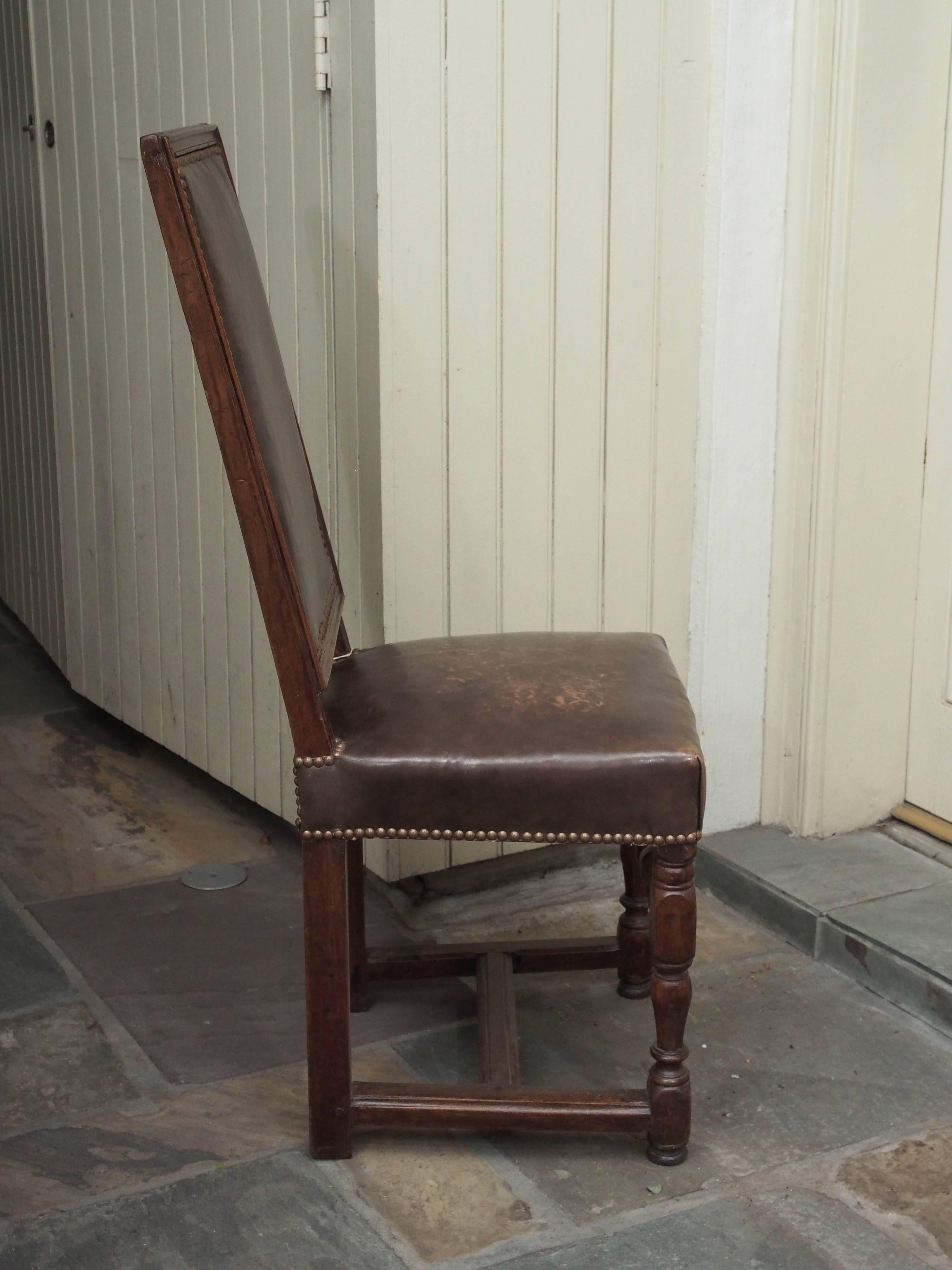 Beistellstühle aus Leder und Nussbaumholz aus dem 17. Jahrhundert, Paar im Angebot 1