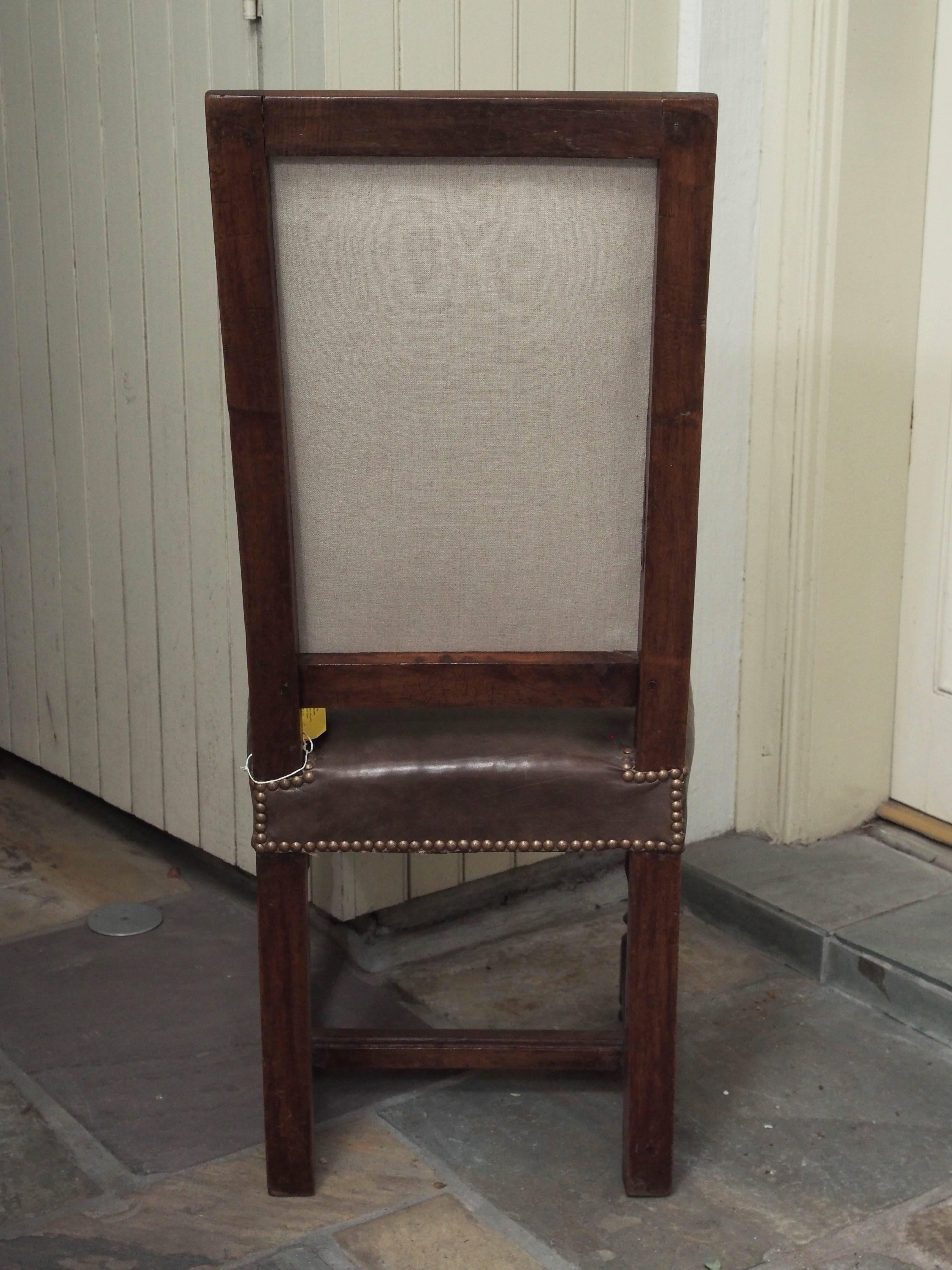 Beistellstühle aus Leder und Nussbaumholz aus dem 17. Jahrhundert, Paar im Angebot 2
