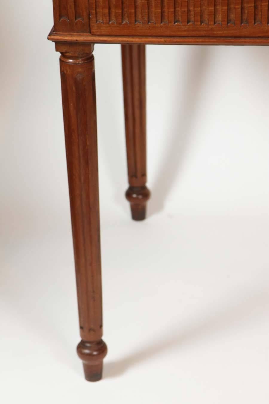 An Italian Neoclassical Walnut Side Table with Drawer, circa 1800 In Excellent Condition In Los Angeles, CA