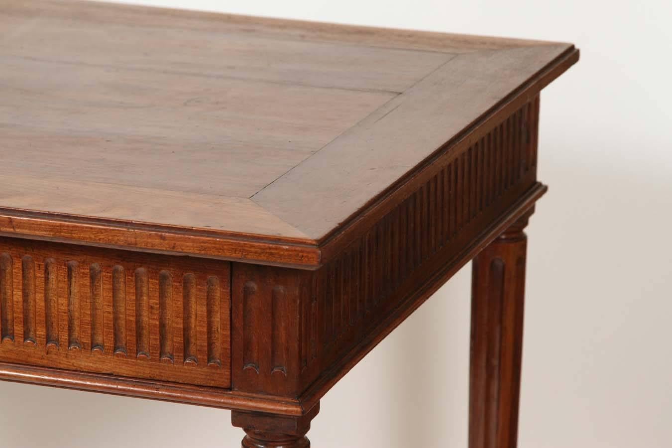An Italian Neoclassical Walnut Side Table with Drawer, circa 1800 4