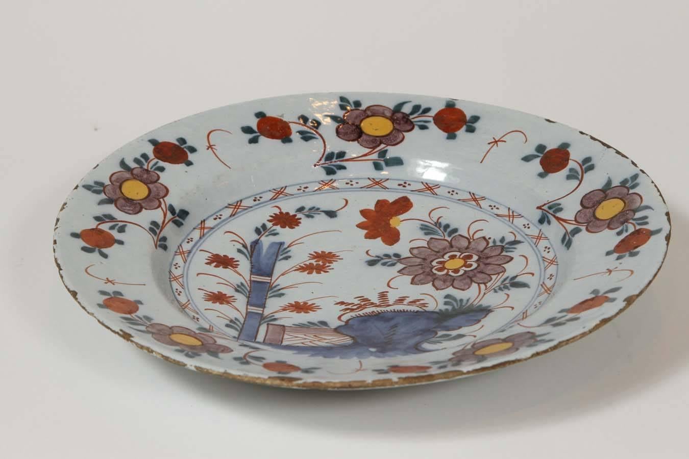 An 18th Century Dutch Delft Polychrome Charger  In Excellent Condition In Los Angeles, CA