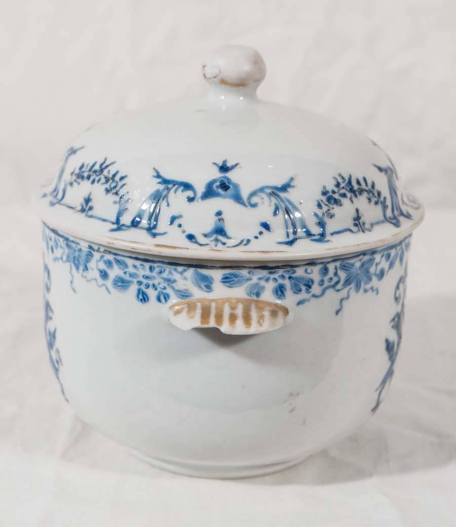 Antique Chinese Porcelain Armorial Jar Blue In Excellent Condition In Katonah, NY