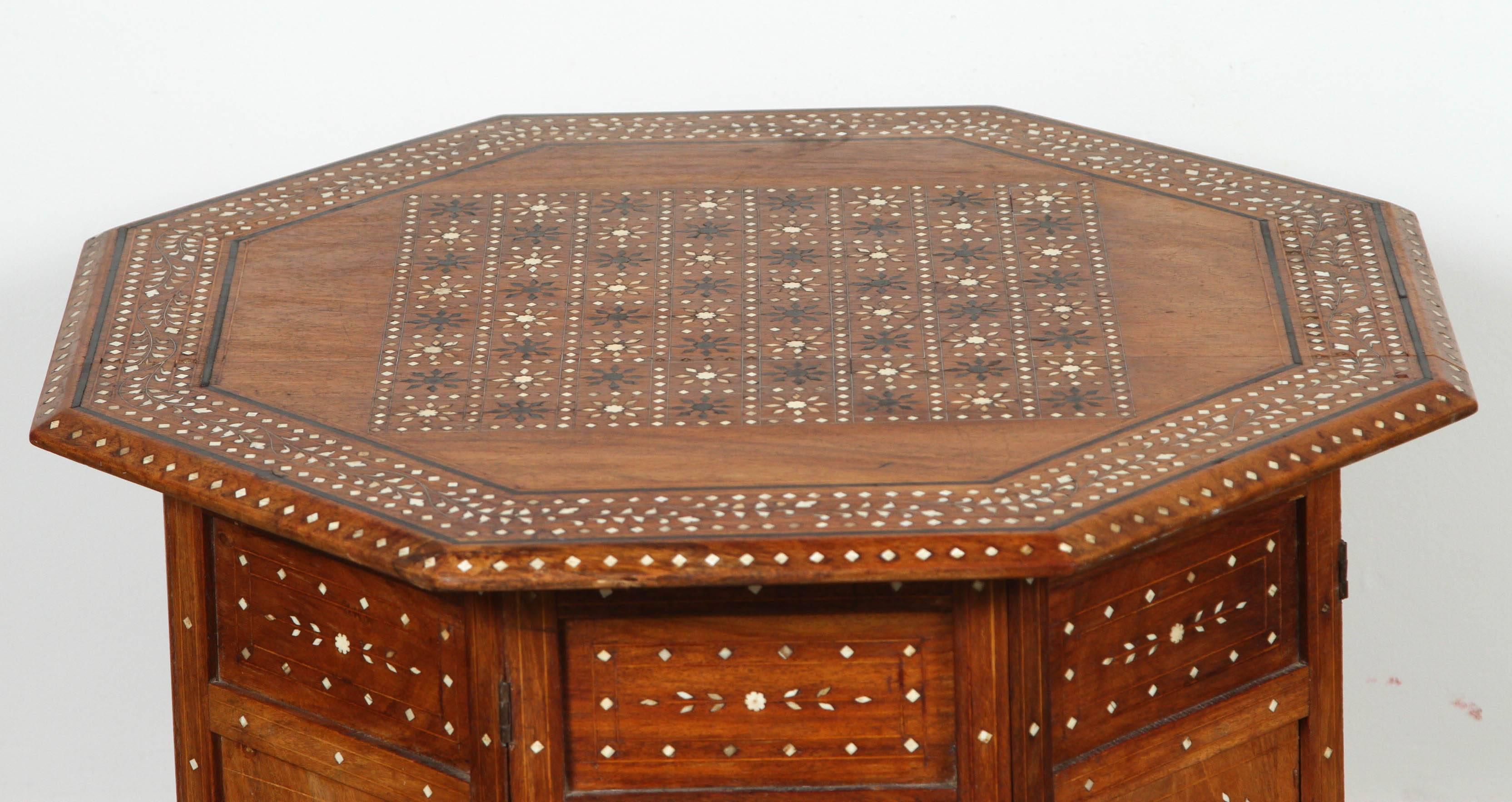 Fine and elegant 19th century Anglo-Indian octagonal rosewood game chest table.
The octagonal top with elaborate bone and ebony inlay feature a chess board design, resting on an eight-sided folding base with small foliate inlay and cut-out arched