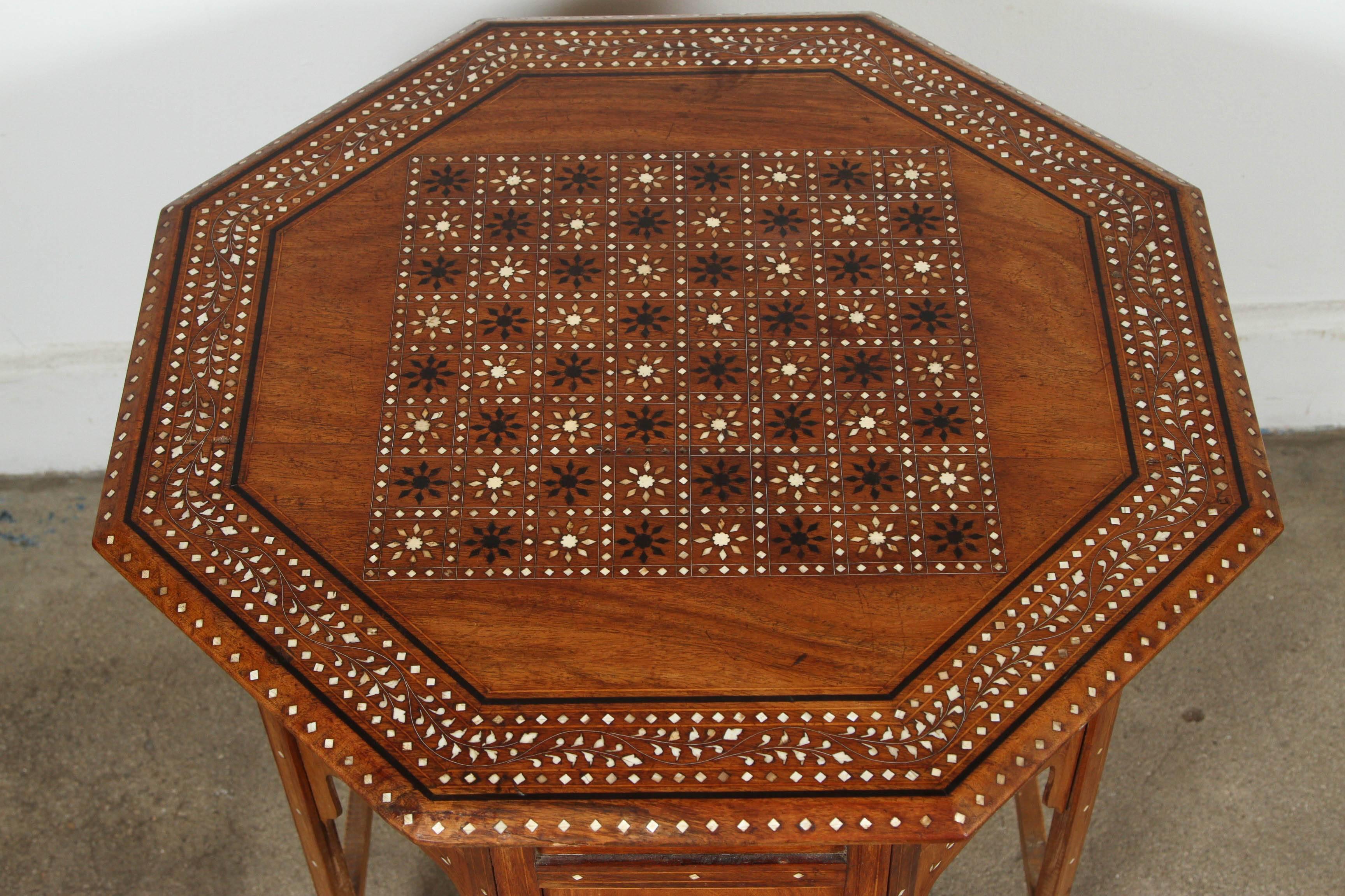 Anglo-Indian Octagonal Game Chest Table In Good Condition In North Hollywood, CA