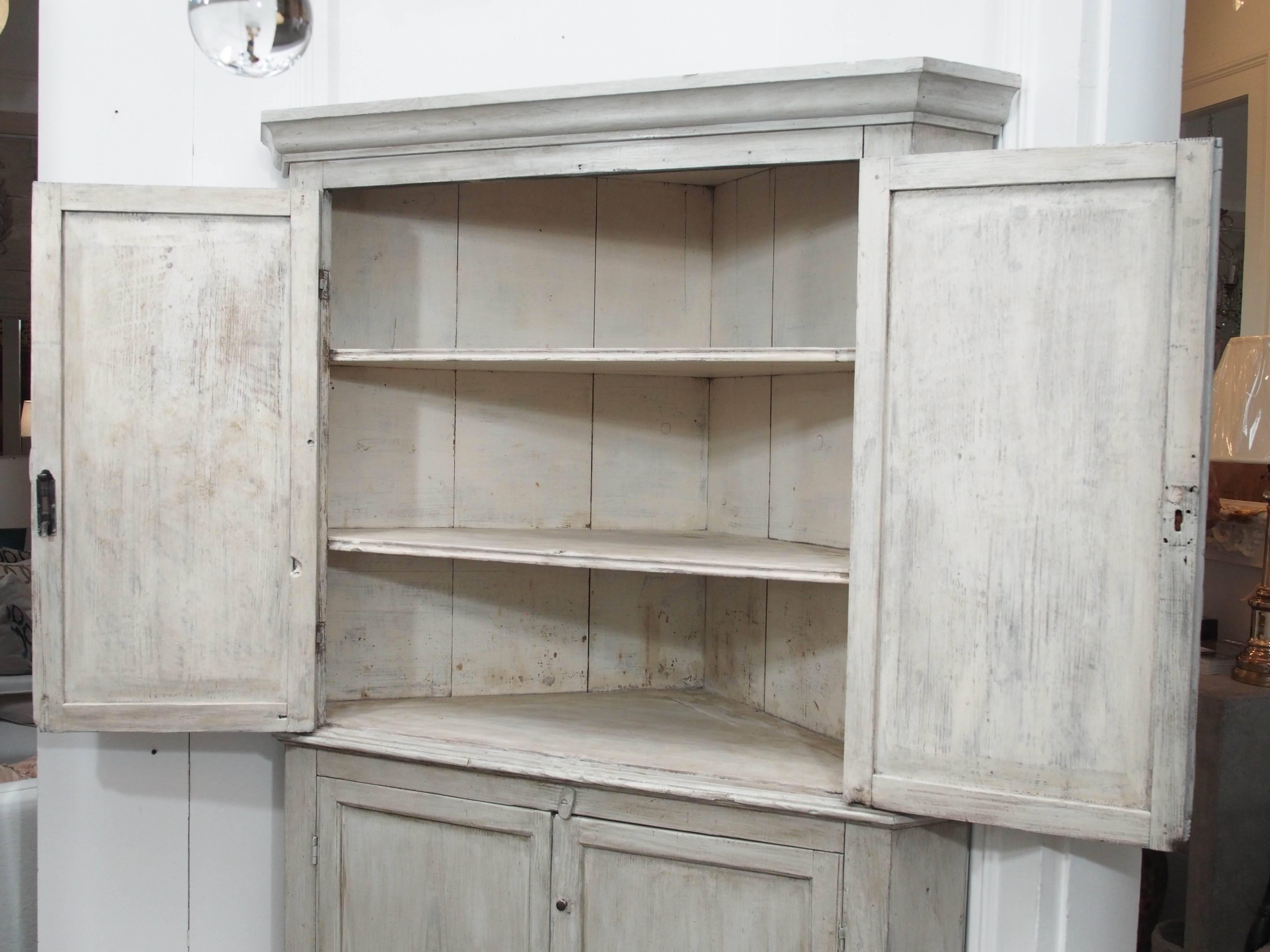 Early English White Wash Corner Cupboard with Scalloped Base In Good Condition For Sale In New Orleans, LA