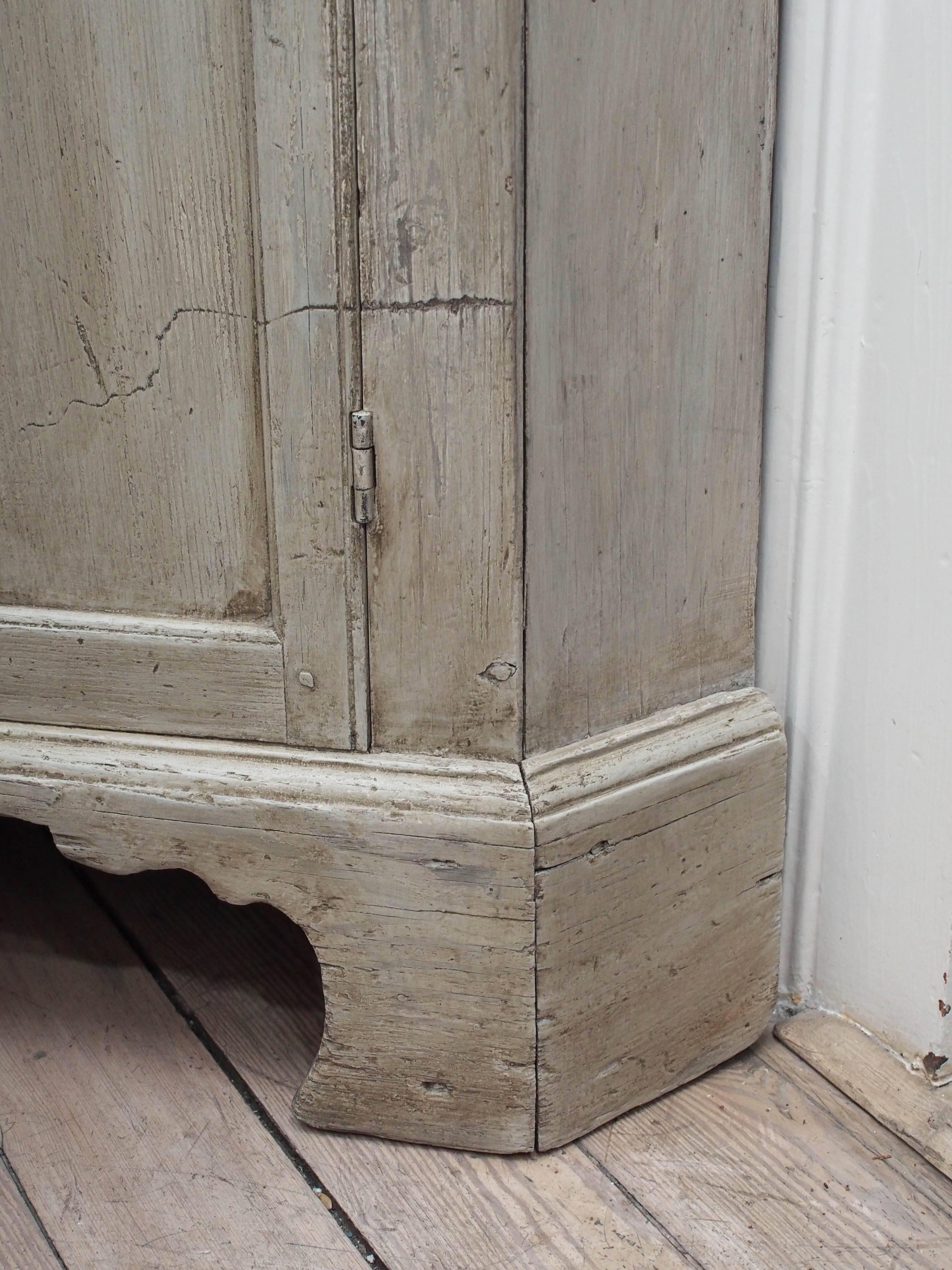 Early English White Wash Corner Cupboard with Scalloped Base For Sale 1