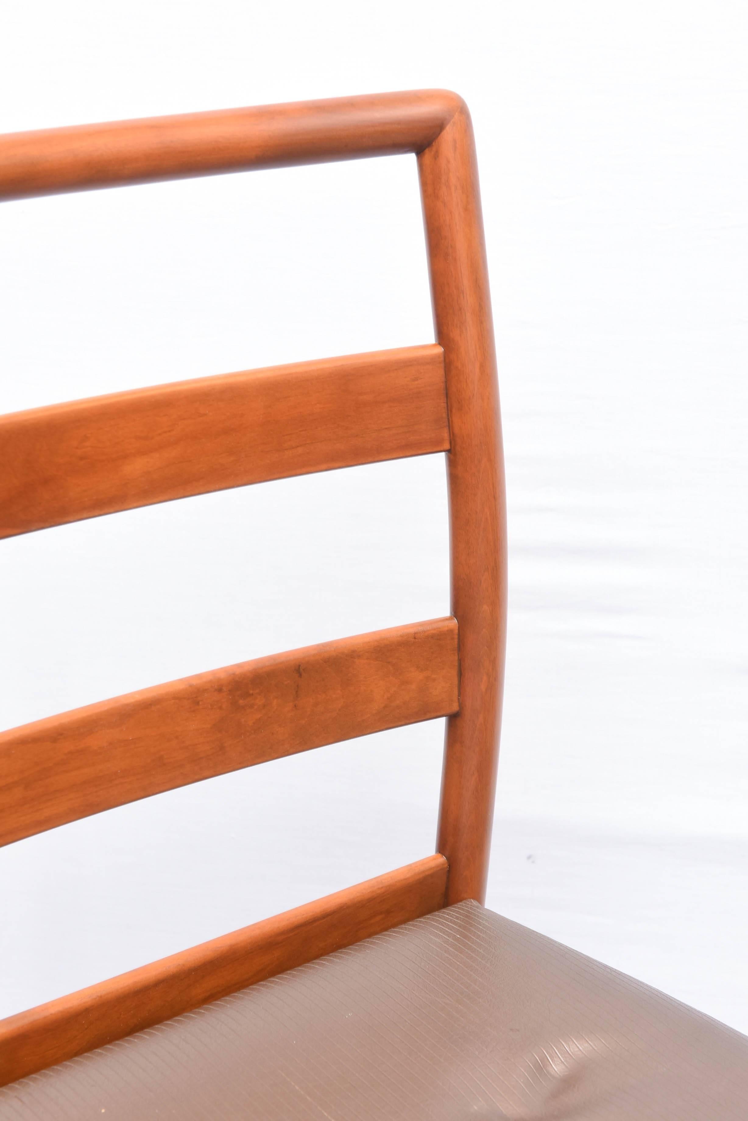 T.H. Robsjohn-Gibbings Ladder Back Chairs Medium Walnut, Set of Eight, USA, 1950 In Excellent Condition For Sale In Miami, FL