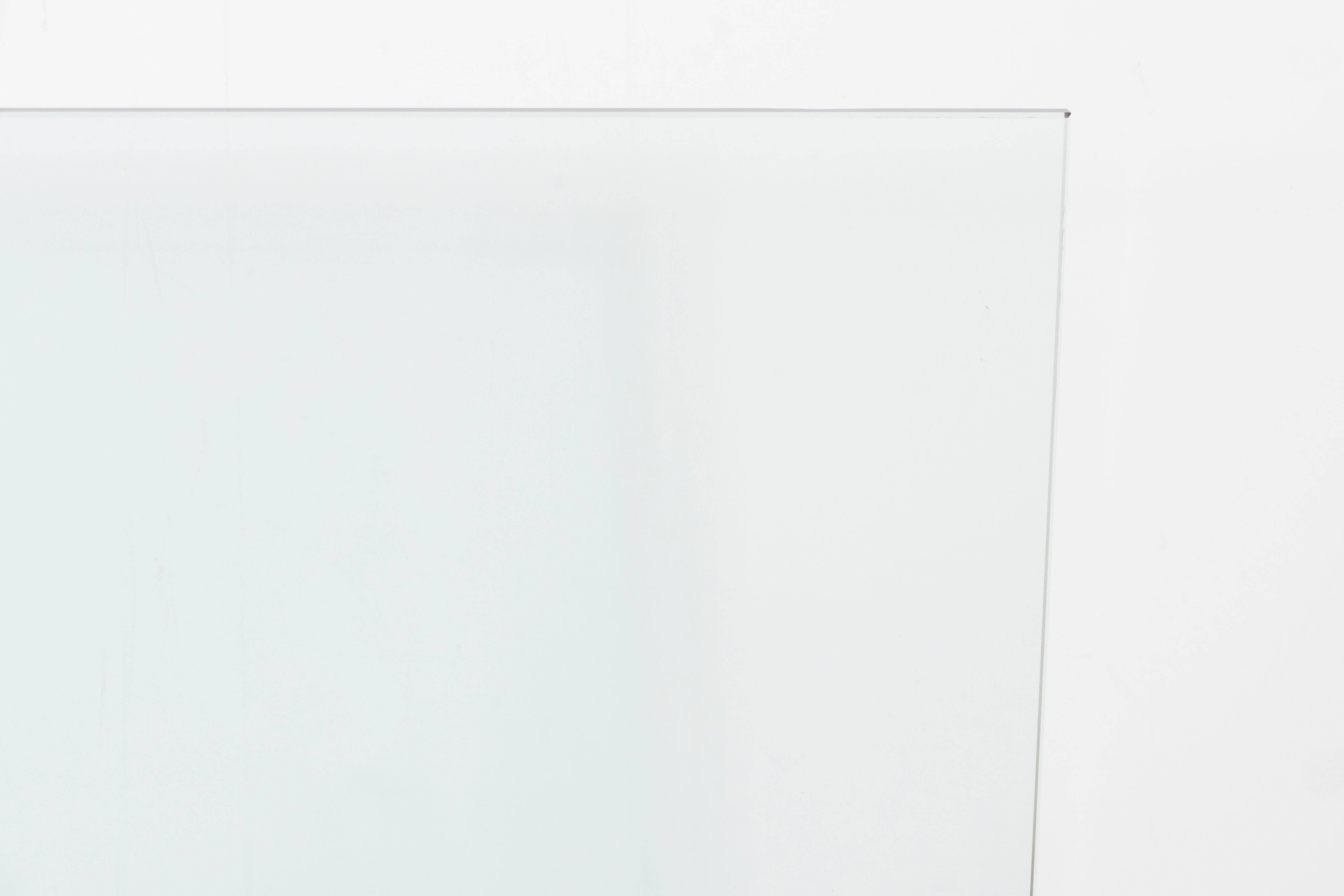 Maßgefertigter modernistischer Kaminschirm aus poliertem Messing und gehärtetem Glas von High Style Deco (amerikanisch) im Angebot