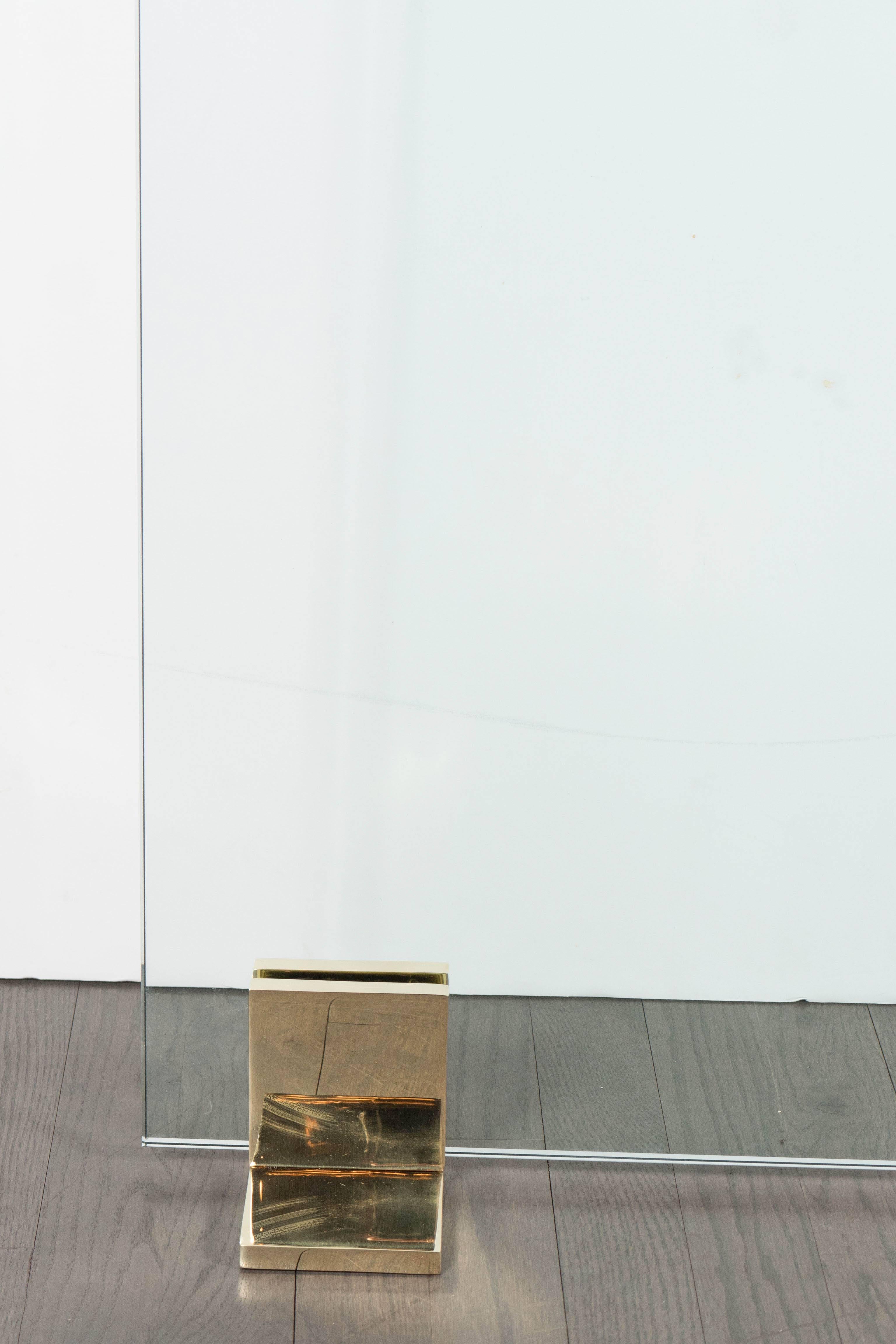 Maßgefertigter modernistischer Kaminschirm aus poliertem Messing und gehärtetem Glas von High Style Deco im Zustand „Hervorragend“ im Angebot in New York, NY