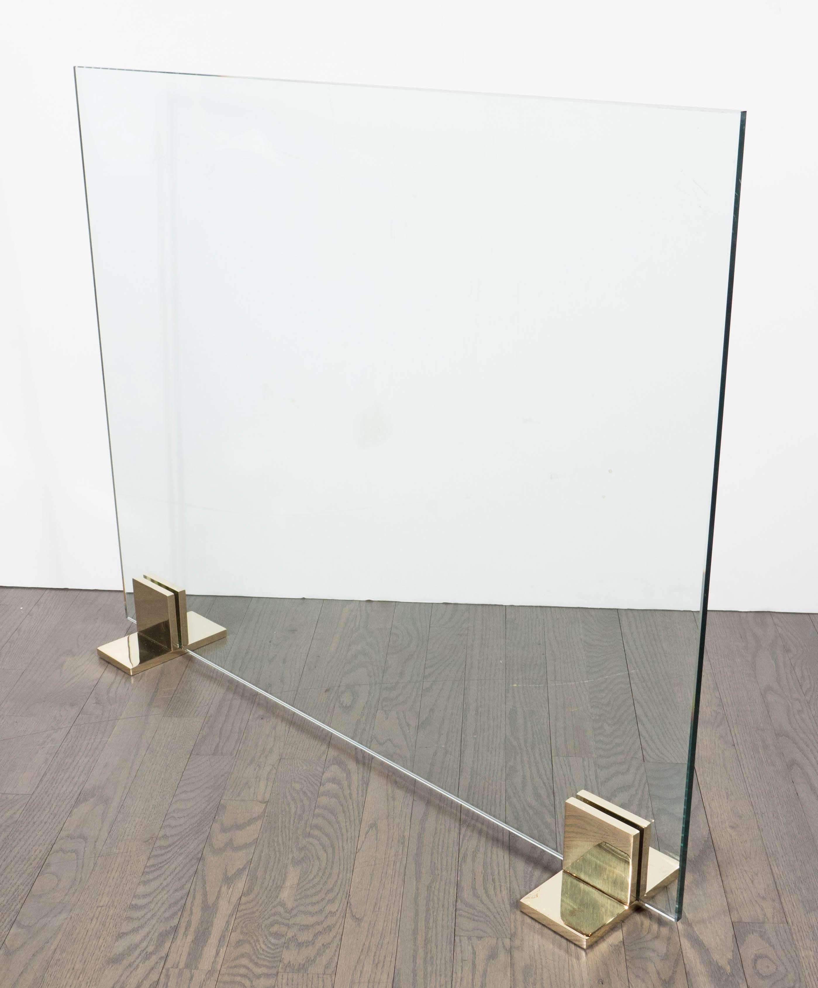 Maßgefertigter modernistischer Kaminschirm aus poliertem Messing und gehärtetem Glas von High Style Deco (21. Jahrhundert und zeitgenössisch) im Angebot