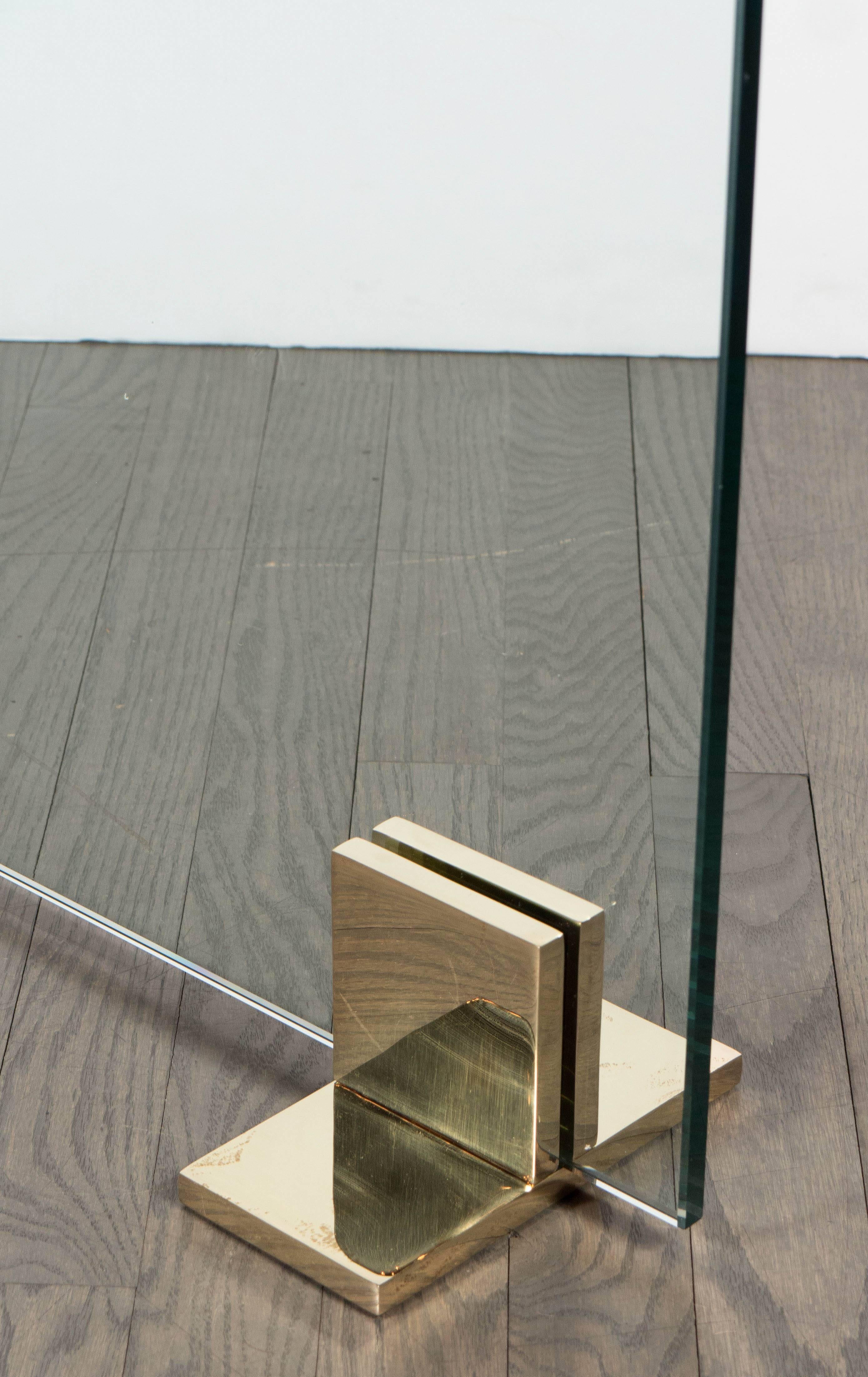 Américain Pare-feu moderniste sur mesure en laiton poli et verre trempé par High Style Deco en vente