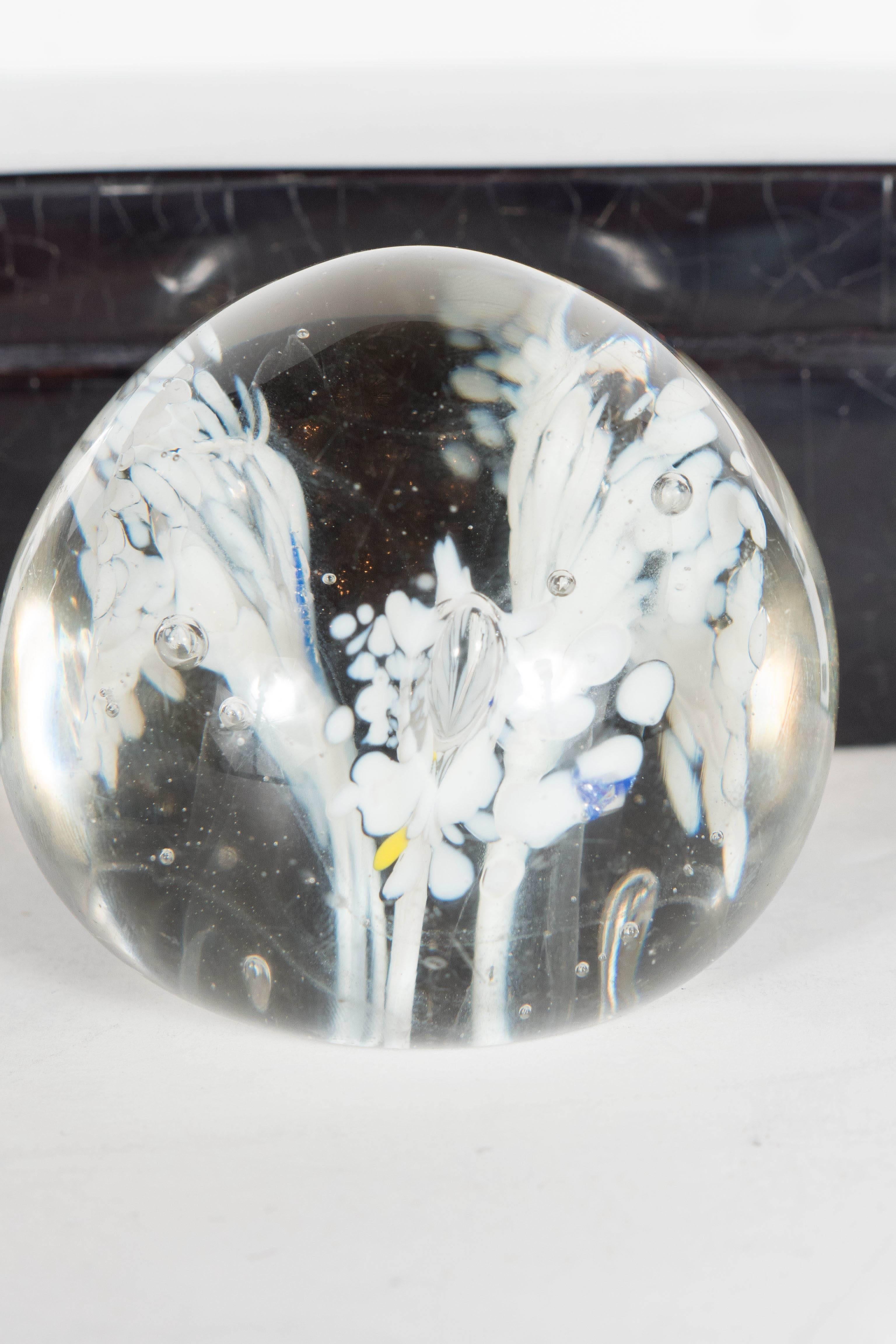 Briefbeschwerer mit Wildblumen aus mundgeblasenem Kunstglas, Fratelli Toso zugeschrieben im Zustand „Hervorragend“ im Angebot in New York, NY