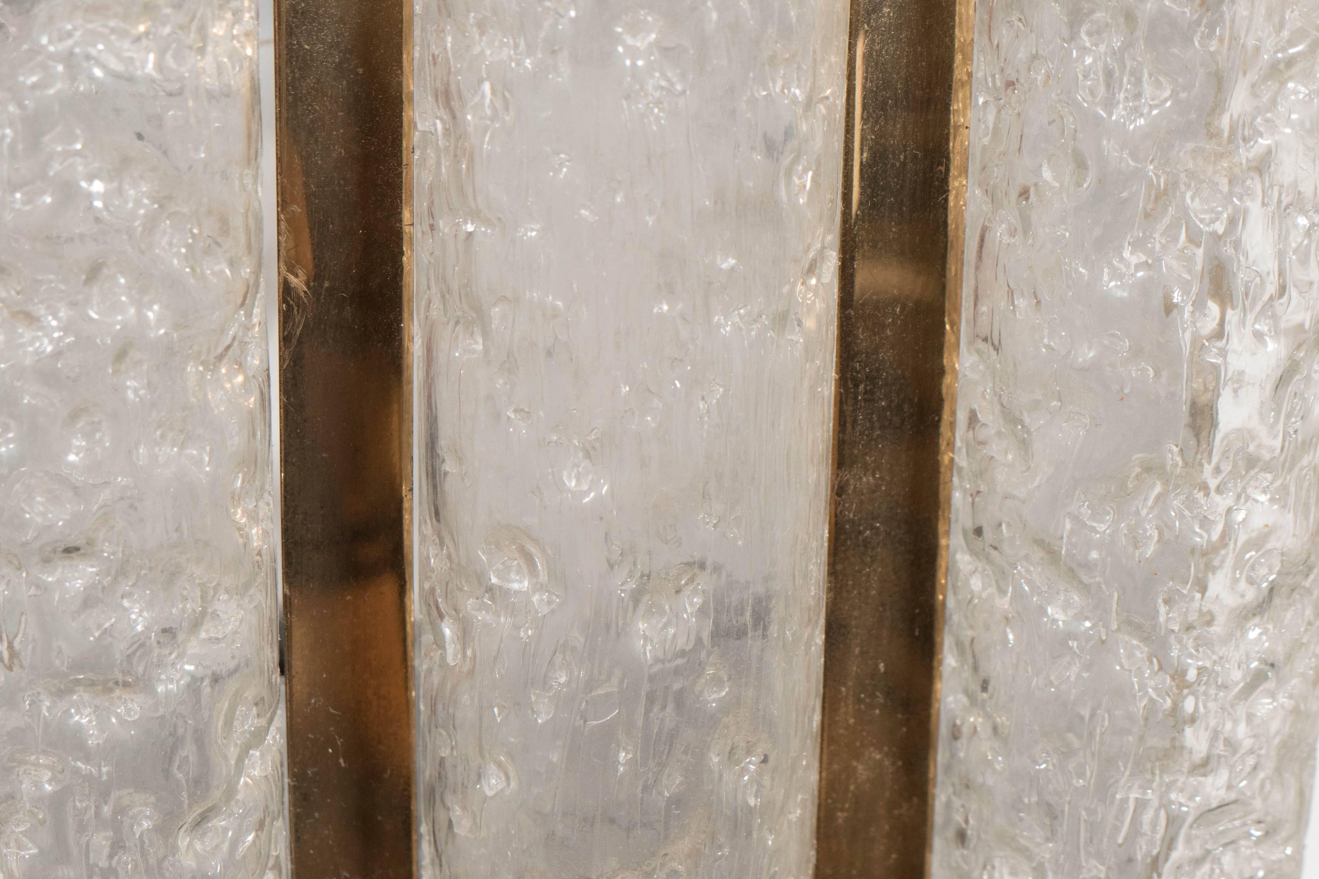 Mid-Century Modern Applique Doria avec trio de prismes cylindriques en verre texturé en vente