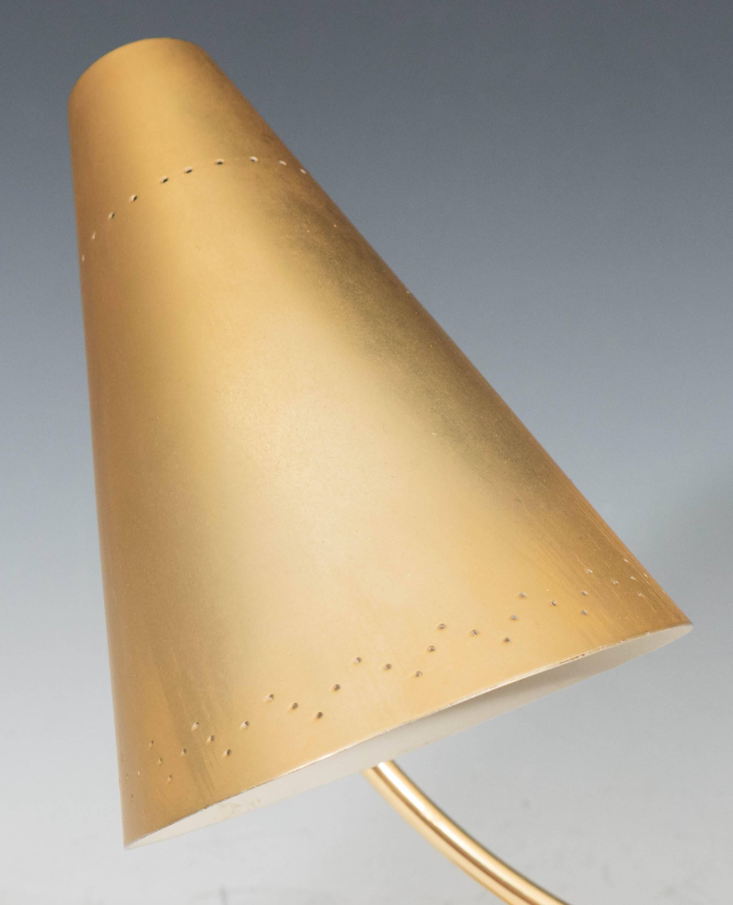 Mid-Century Modernist Two-Light Desk Lamp in Brass In Good Condition In New York, NY