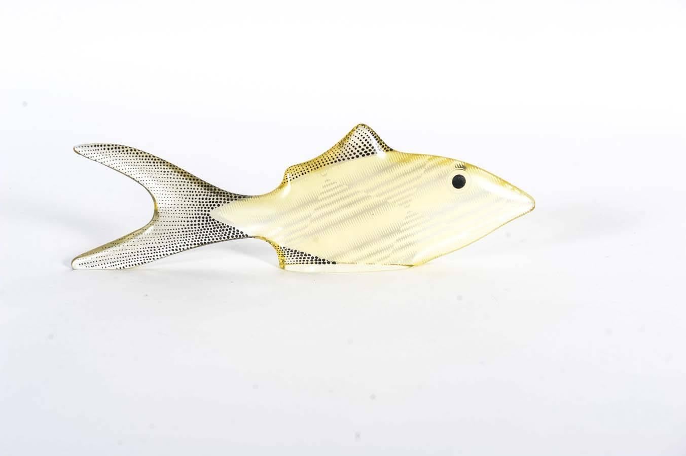 Esta graciosa pez madre adulta de color blanco protege con su vida a sus dos crías negras. 
Las medidas del pez blanco son 8,5 cm de altura, 27,5 cm de longitud y 3 cm de profundidad. Los peces negros miden 4 cm de altura, 13 cm de longitud y 2 cm
