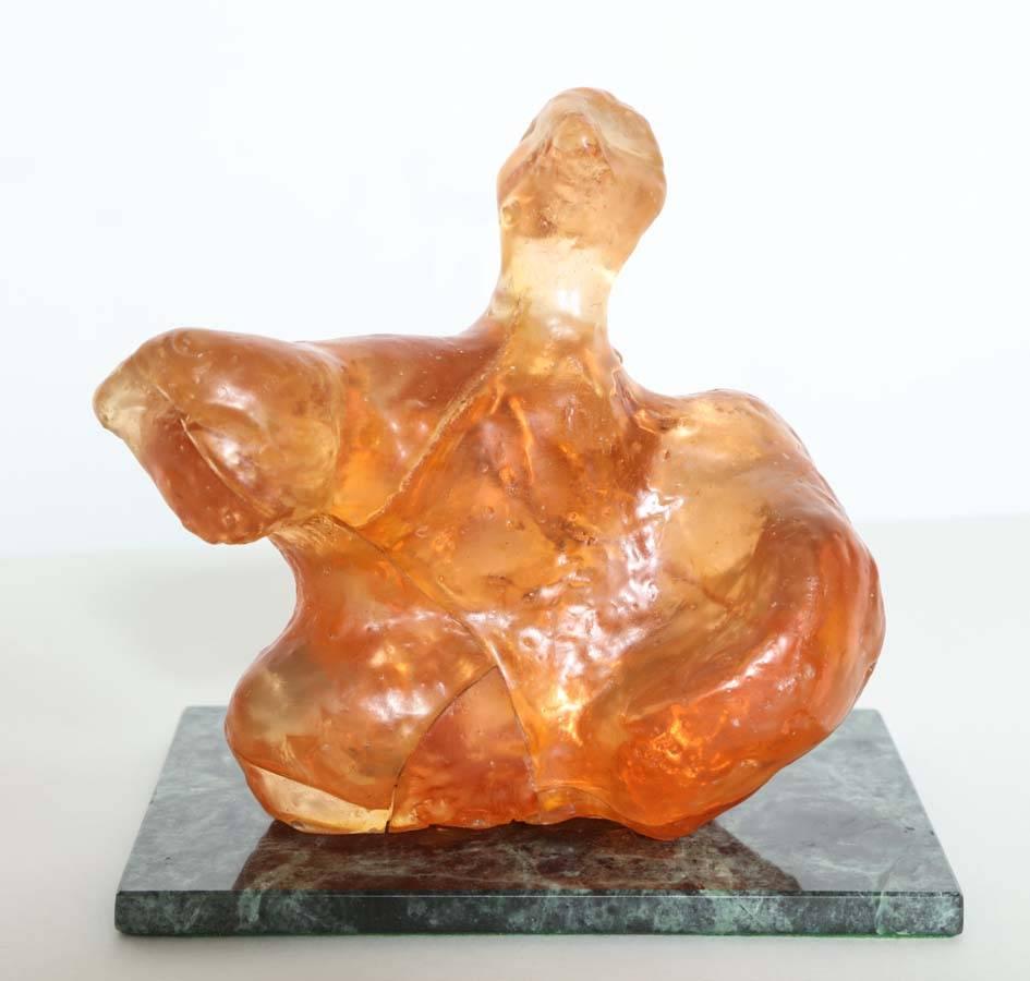 Intéressante sculpture abstraite d'un homme à la manière de..
Gaetano Pesce. Il repose sur un socle en marbre (séparé).