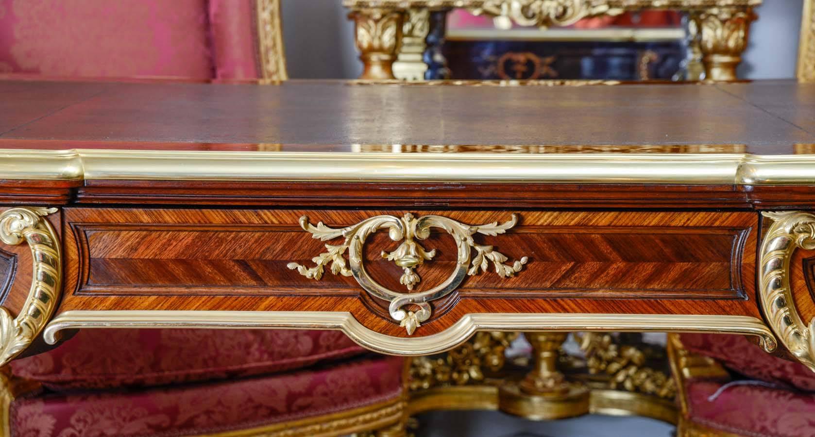 Gorgeous double face desk in rosewood, ornamented with finely chiselled gilded bronzes 
3 drawers in the belt - 
signed P Sormani 10 rue charlot Paris, on the lock.

Paul Sormani cabinet maker 1817 1877.