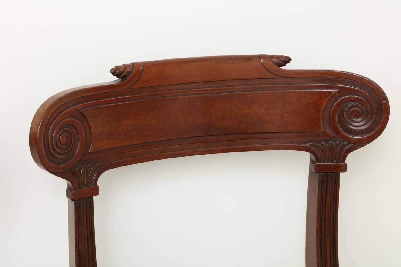 Pair of English Regency Mahogany Side Chairs In Excellent Condition For Sale In New York, NY