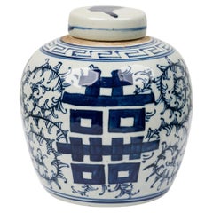 Chinesische blau-weiße Porzellangefäße mit Blumendekoration und Kalligrafie aus Porzellan