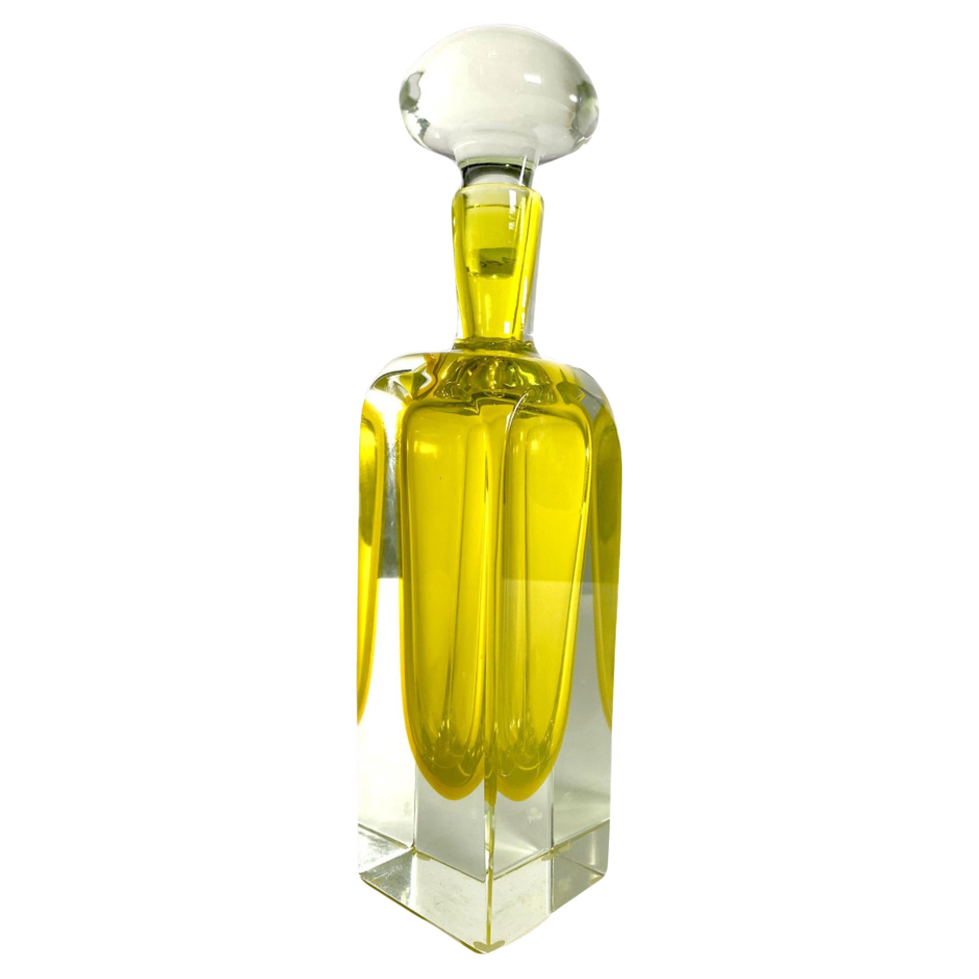 Grande carafe italienne en verre jaune de Murano