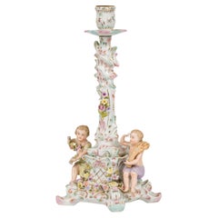 Deutscher Porzellan-Kerzenständer mit männlichen und weiblichen Figuren