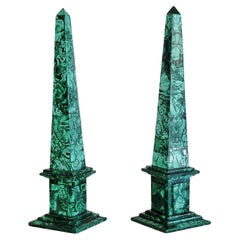Coppia di obelischi in stile neoclassico italiano impiallacciati di malachite