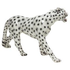 Porcellana smaltata della metà del secolo scorso con leopardo delle nevi alla maniera di Capodimonte