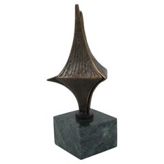 Scultura astratta contemporanea in metallo e marmo