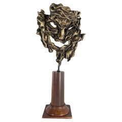 Sculpture de masque en bronze sur base en bois