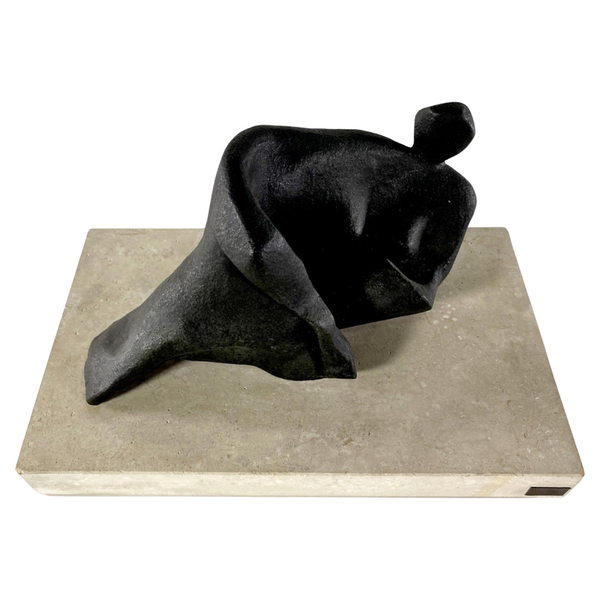Scultura composita di donna reclinata