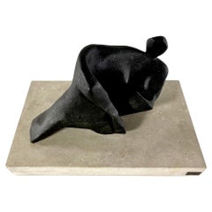 Scultura composita di donna reclinata