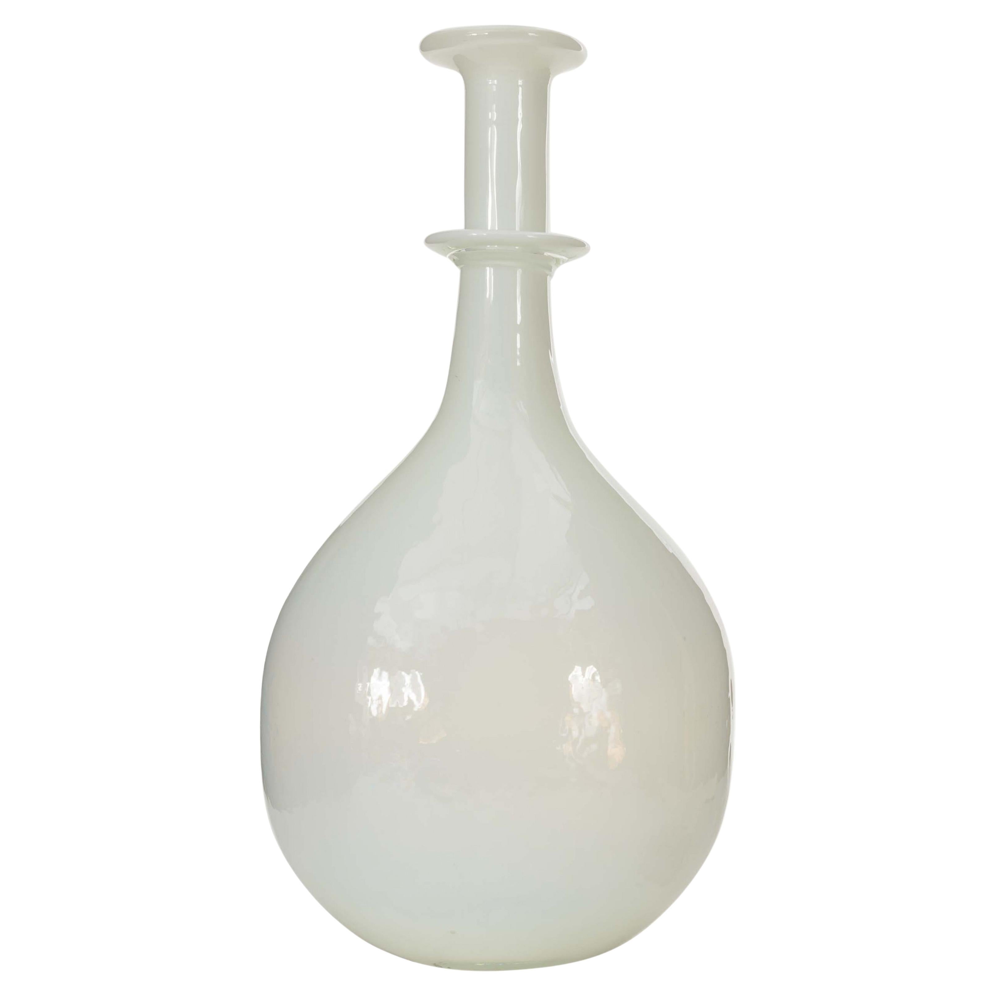 Vaso di vetro bianco scandinavo di metà secolo