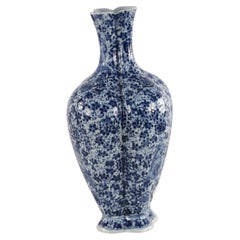 Vaso in porcellana blu floreale a lobi in stile dinastia Qing cinese