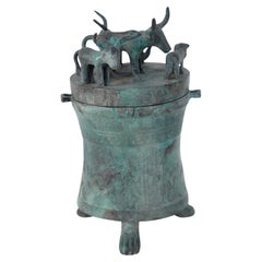 Boîte antique chinoise en bronze avec couvercle orné de bœufs, style de la dynastie Han