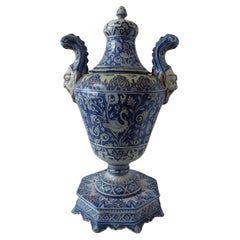 Vase couvert de style baroque italien sur Stand