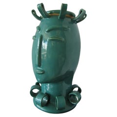 Vase couvert en céramique émaillée turquoise de style américain moderne représentant une femme Tozai stylisée