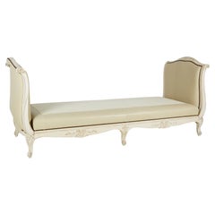 Letto da giorno imbottito in pelle beige in stile Luigi XV francese