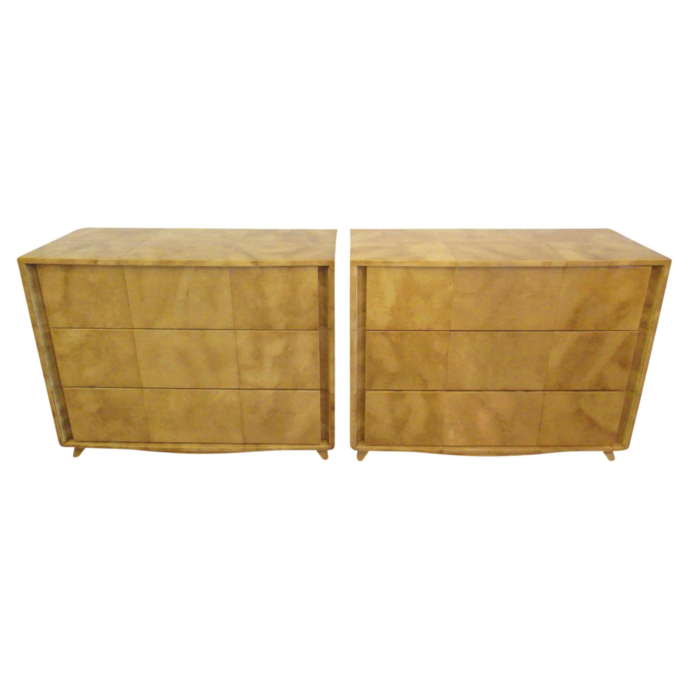 Paire de commodes modernes américaines à trois tiroirs en parchemin, Gilbert Rohde