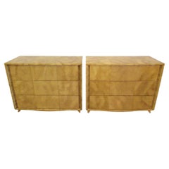Paire de commodes modernes américaines à trois tiroirs en parchemin, Gilbert Rohde