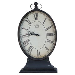 Horloge en tôle noire de style provincial français avec base