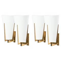 Paar Stilnovo Wandleuchten aus Messing und mattiertem Glas, Italien