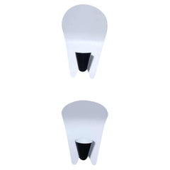 Paar italienische moderne schwarz-weiß emaillierte Reflektor-/Wandleuchten, Wandleuchter